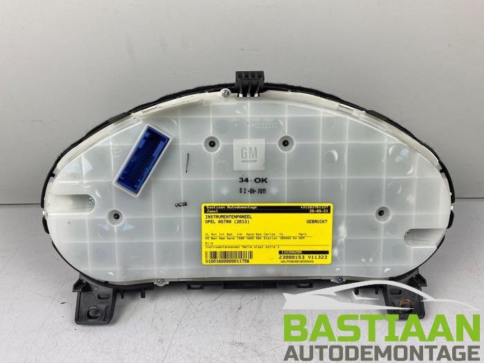Panel de instrumentación de un Opel Astra J Sports Tourer (PD8/PE8/PF8) 1.4 16V ecoFLEX 2013