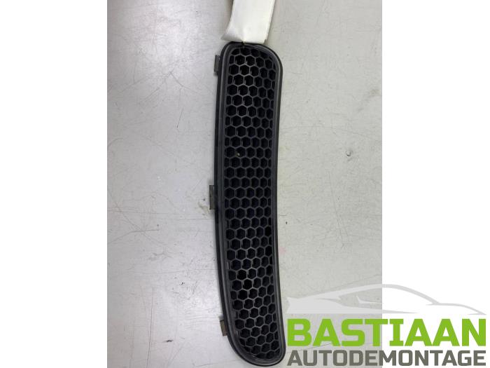 Używane Grill Mini Mini Cooper S (R53) 1.6 16V Cena € 24,99 Procedura marży oferowane przez Bastiaan Autodemontage