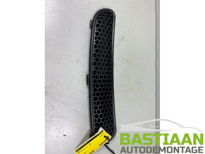 Begagnade Grill Mini Mini Cooper S (R53) 1.6 16V Pris € 24,99 Marginaltabell erbjuds av Bastiaan Autodemontage