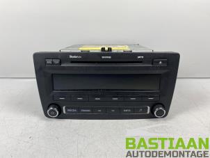 Used Radio CD player Skoda Octavia Combi (1Z5) 1.4 TSI 16V Price € 39,99 Margin scheme offered by Bastiaan Autodemontage