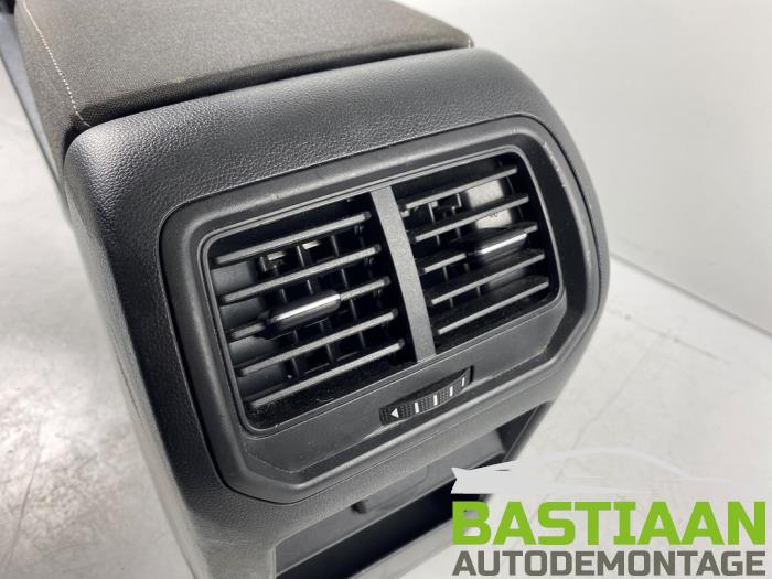 Apoyabrazos de un Volkswagen Golf Sportsvan (AUVS) 1.6 TDI BMT 16V 2019