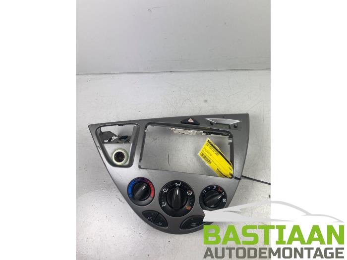 Air conditioning control panel from a Ford Focus 1 Wagon 1.6 16V 2003