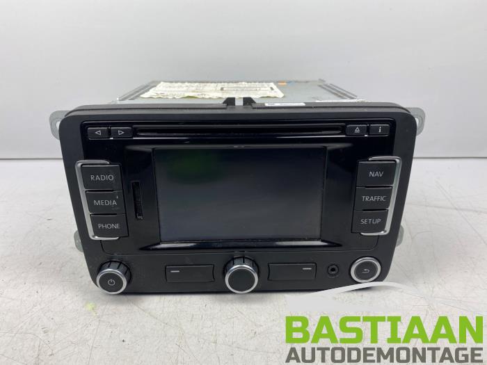Navigation system from a Volkswagen Touran (1T3) 1.2 TSI 2012