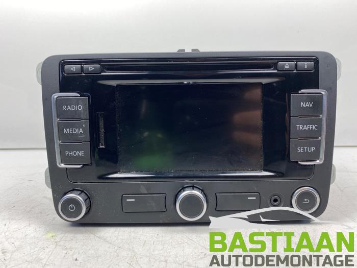 Navigation system from a Volkswagen Touran (1T3) 1.2 TSI 2012