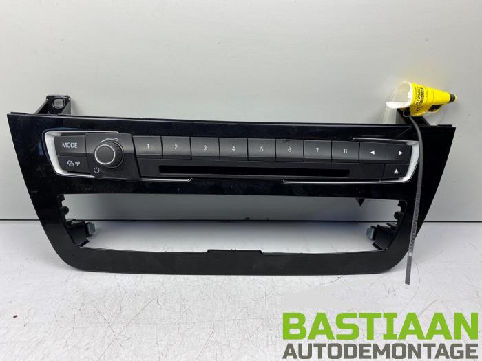 Używane Panel obslugi radia BMW 1 serie (F20) 116i 1.5 12V Cena € 99,99 Procedura marży oferowane przez Bastiaan Autodemontage