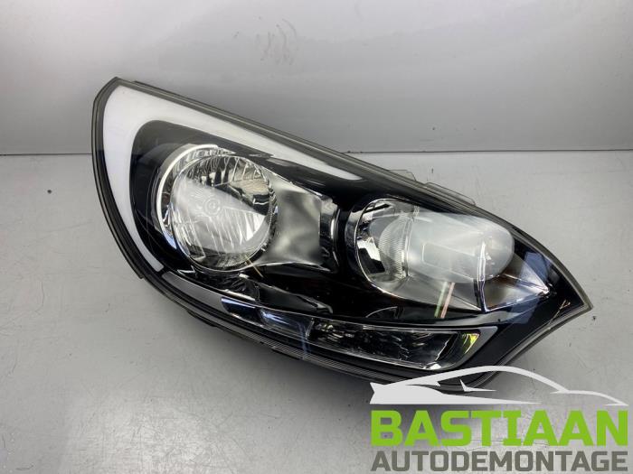 Używane Reflektor prawy Kia Rio III (UB) 1.2 CVVT 16V Cena € 299,99 Procedura marży oferowane przez Bastiaan Autodemontage