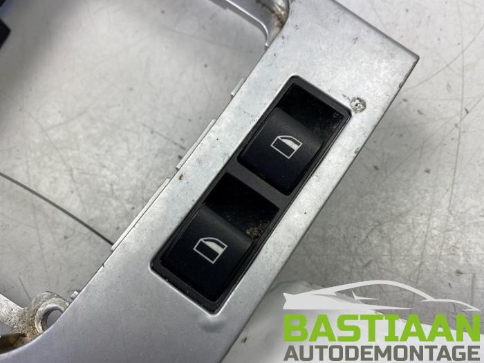 Usados Interruptor de ventanilla eléctrica BMW 3 serie (E46/2) 325 Ci 24V Precio € 29,99 Norma de margen ofrecido por Bastiaan Autodemontage