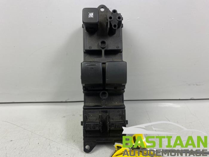 Usados Interruptor combinado de ventanillas Mitsubishi Space Star (A0) 1.0 12V Precio € 39,90 Norma de margen ofrecido por Bastiaan Autodemontage