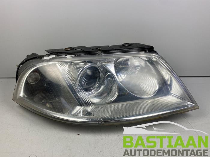 Używane Reflektor prawy Volkswagen Passat (3B3) 1.8 Turbo 20V Cena € 39,99 Procedura marży oferowane przez Bastiaan Autodemontage