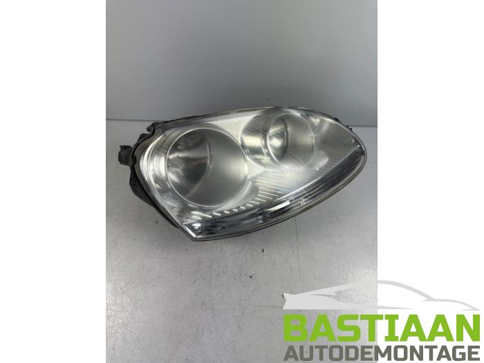 Używane Reflektor prawy Volkswagen Golf V (1K1) 1.9 TDI Cena € 39,99 Procedura marży oferowane przez Bastiaan Autodemontage