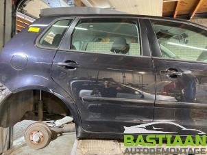 Begagnade Bakdörr, 4-dörrars, höger Volkswagen Polo IV (9N1/2/3) 1.4 16V Pris € 99,99 Marginaltabell erbjuds av Bastiaan Autodemontage