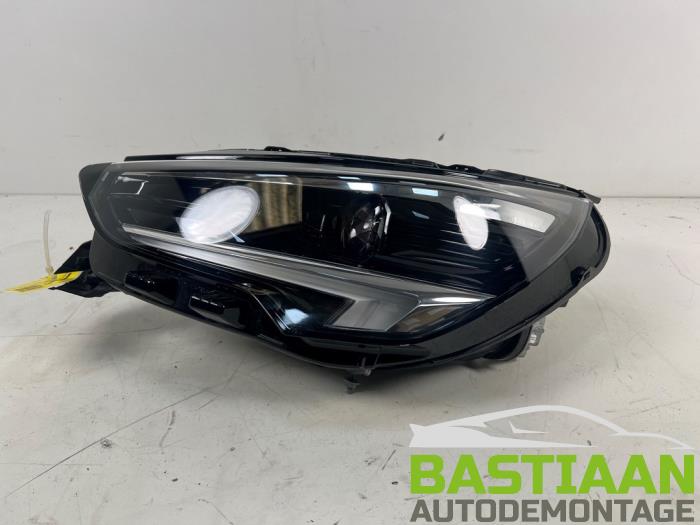 Używane Reflektor lewy Opel Corsa F (UB/UH/UP) 1.2 12V 100 Cena € 749,99 Procedura marży oferowane przez Bastiaan Autodemontage