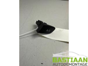 Usagé Commutateur clim Toyota Aygo (B10) 1.0 12V VVT-i Prix € 14,99 Règlement à la marge proposé par Bastiaan Autodemontage