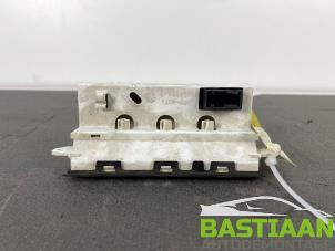 Usados Pantalla interior Peugeot 206+ (2L/M) 1.4 XS Precio € 19,99 Norma de margen ofrecido por Bastiaan Autodemontage