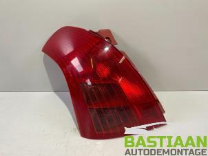 Begagnade Baklykta, vänster Suzuki Swift (ZA/ZC/ZD1/2/3/9) 1.5 VVT 16V Pris € 29,99 Marginaltabell erbjuds av Bastiaan Autodemontage