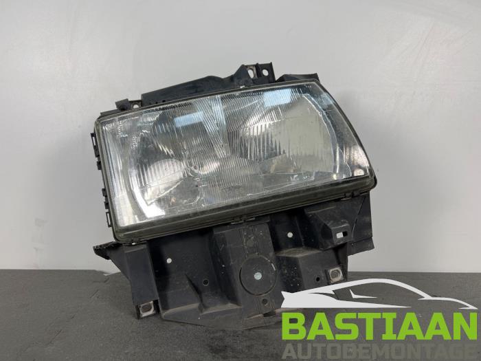 Używane Reflektor prawy Volkswagen Transporter/Caravelle T4 2.5 TDI Cena na żądanie oferowane przez Bastiaan Autodemontage