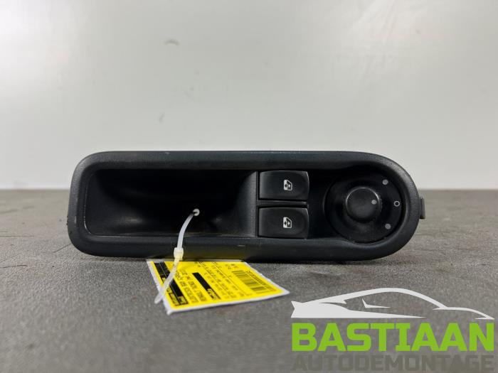 Usados Interruptor de ventanilla eléctrica Renault Twingo II (CN) 1.2 16V Precio € 19,99 Norma de margen ofrecido por Bastiaan Autodemontage
