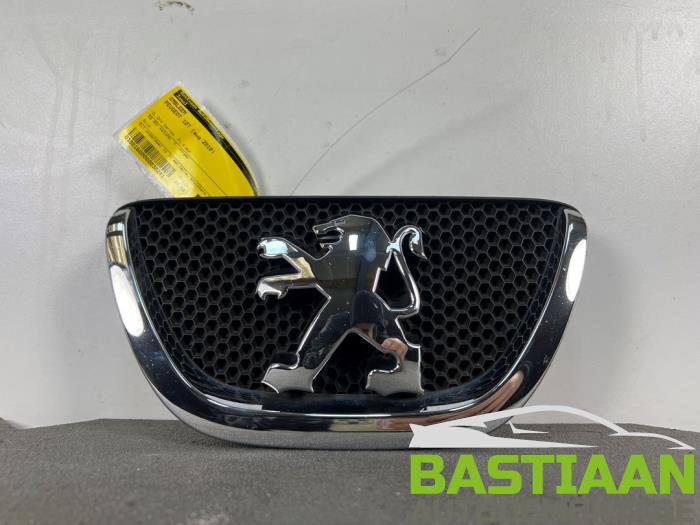 Używane Emblemat Peugeot 107 1.0 12V Cena € 24,99 Procedura marży oferowane przez Bastiaan Autodemontage