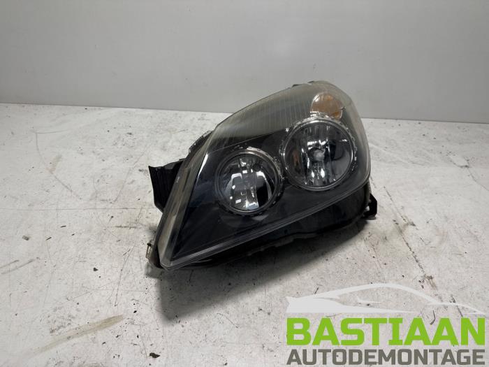 Używane Reflektor lewy Opel Astra H (L48) 1.6 16V Twinport Cena € 64,99 Procedura marży oferowane przez Bastiaan Autodemontage