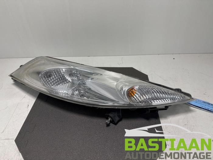 Używane Reflektor prawy Nissan Juke (F15) 1.6 16V Cena € 119,90 Procedura marży oferowane przez Bastiaan Autodemontage