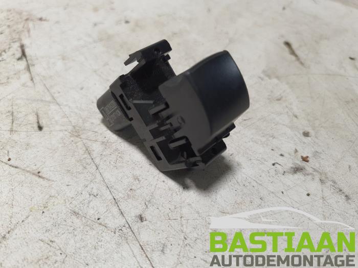Usados Interruptor de ventanilla eléctrica Mitsubishi Space Star (A0) 1.0 12V Precio € 9,95 Norma de margen ofrecido por Bastiaan Autodemontage
