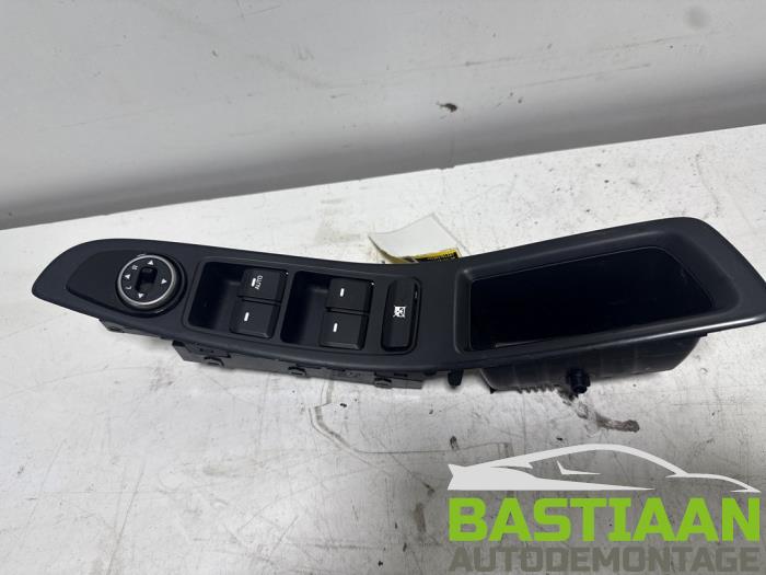 Usados Interruptor combinado de ventanillas Hyundai i20 (GBB) 1.0 T-GDI 100 12V Precio € 57,50 Norma de margen ofrecido por Bastiaan Autodemontage