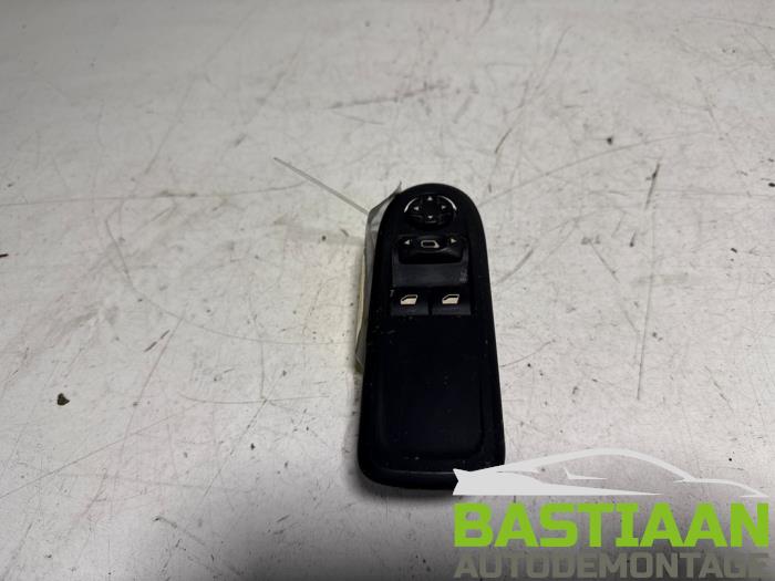 Usados Interruptor de ventanilla eléctrica Peugeot 308 (4A/C) 1.6 HDi 16V Precio € 34,99 Norma de margen ofrecido por Bastiaan Autodemontage