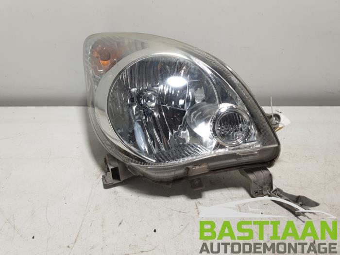Używane Reflektor prawy Daihatsu Cuore (L251/271/276) 1.0 12V DVVT Cena € 74,99 Procedura marży oferowane przez Bastiaan Autodemontage