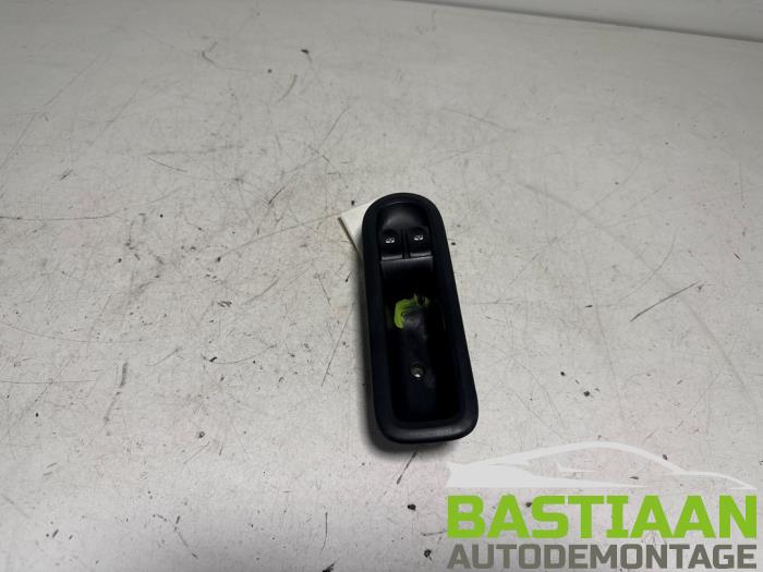 Usados Interruptor de ventanilla eléctrica Renault Twingo II (CN) 1.2 Precio € 9,00 Norma de margen ofrecido por Bastiaan Autodemontage