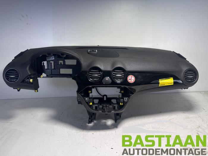 Usados Salpicadero Opel Adam 1.4 16V Bi-Fuel Ecoflex Precio € 399,95 Norma de margen ofrecido por Bastiaan Autodemontage