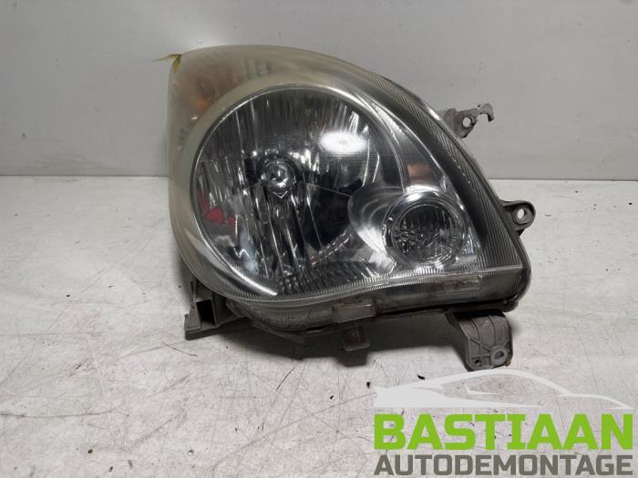 Używane Reflektor prawy Daihatsu Cuore (L251/271/276) 1.0 12V DVVT Cena € 59,99 Procedura marży oferowane przez Bastiaan Autodemontage