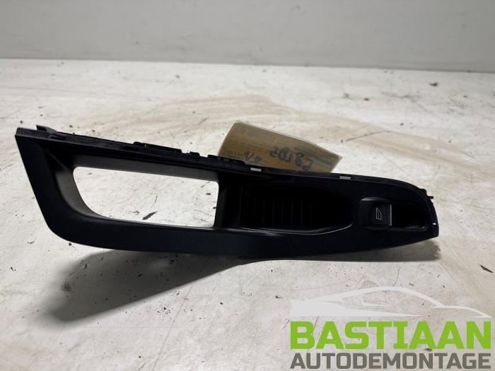 Usados Interruptor de ventanilla eléctrica Ford Fiesta 6 (JA8) 1.0 EcoBoost 12V 100 Precio € 14,99 Norma de margen ofrecido por Bastiaan Autodemontage