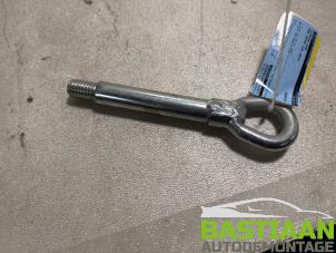 Usados Anillo de remolque delante Opel Astra J Sports Tourer (PD8/PE8/PF8) 2.0 CDTI 16V 165 Precio € 8,99 Norma de margen ofrecido por Bastiaan Autodemontage