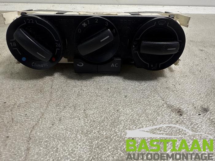 Używane Panel climatronic Volkswagen Polo IV (9N1/2/3) 1.9 SDI Cena € 39,99 Procedura marży oferowane przez Bastiaan Autodemontage