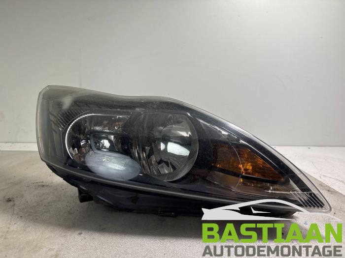Używane Reflektor prawy Ford Focus 2 Wagon 1.8 16V Cena € 74,90 Procedura marży oferowane przez Bastiaan Autodemontage