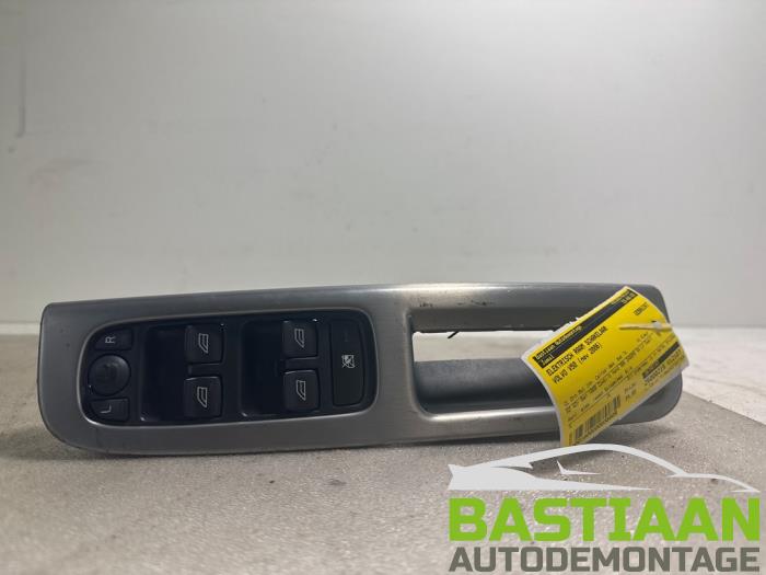 Usados Interruptor de ventanilla eléctrica Volvo V50 (MW) 2.0 16V Precio € 24,95 Norma de margen ofrecido por Bastiaan Autodemontage