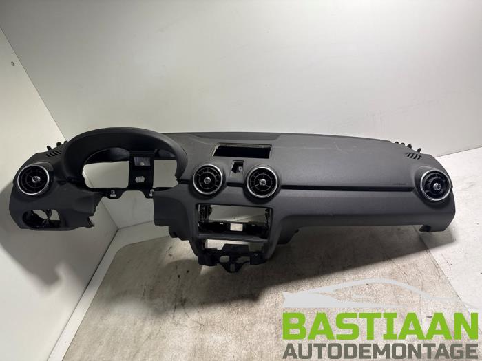 Usados Salpicadero Audi A1 (8X1/8XK) 1.4 TDI Ultra 12V Precio de solicitud ofrecido por Bastiaan Autodemontage