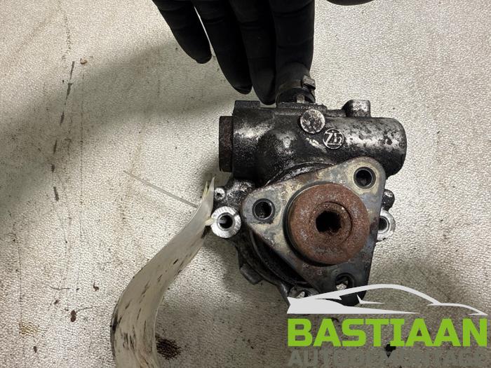 Power steering pump from a Seat Exeo (3R2) 2.0 TDI 16V 2009
