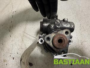 Power steering pump from a Seat Exeo (3R2) 2.0 TDI 16V 2009