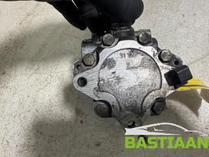 Power steering pump from a Seat Exeo (3R2) 2.0 TDI 16V 2009