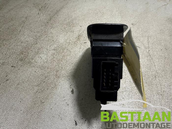 Usados Interruptor combinado de ventanillas Volvo V70 (SW) 2.4 20V 140 Precio € 39,99 Norma de margen ofrecido por Bastiaan Autodemontage