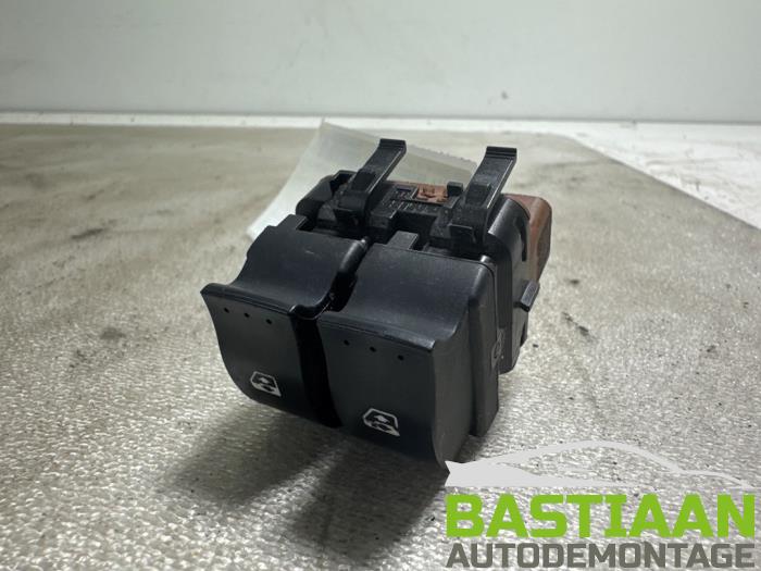 Usados Interruptor combinado de ventanillas Renault Scénic II (JM) 2.0 16V Precio € 9,95 Norma de margen ofrecido por Bastiaan Autodemontage