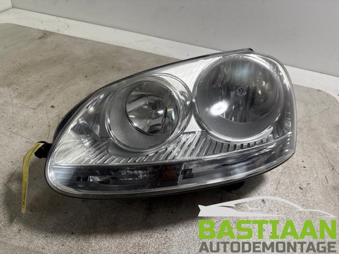 Używane Reflektor lewy Volkswagen Golf V (1K1) 1.4 16V Cena € 44,99 Procedura marży oferowane przez Bastiaan Autodemontage