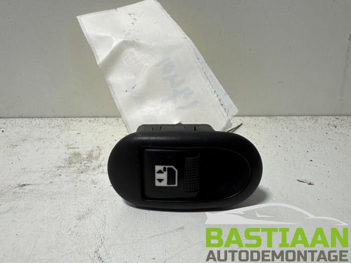 Usados Interruptor de ventanilla eléctrica Peugeot 1007 (KM) 1.6 GTI,Gentry 16V Precio € 9,99 Norma de margen ofrecido por Bastiaan Autodemontage