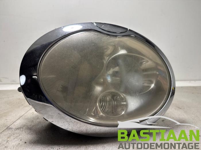 Używane Reflektor prawy BMW Mini (R50/53) 1.6 16V Cooper Cena € 189,99 Procedura marży oferowane przez Bastiaan Autodemontage