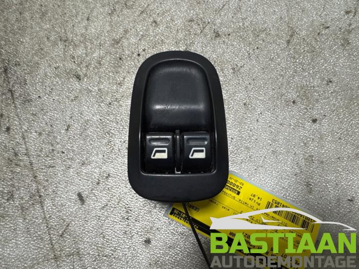 Usados Interruptor de ventanilla eléctrica Peugeot 206 (2A/C/H/J/S) 1.4 XR,XS,XT,Gentry Precio € 14,97 Norma de margen ofrecido por Bastiaan Autodemontage