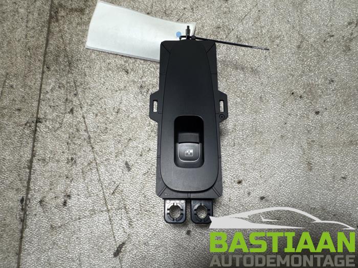 Usados Interruptor de ventanilla eléctrica Kia Stinger (CK) 2.2 CRDi 16V Precio € 99,97 Norma de margen ofrecido por Bastiaan Autodemontage