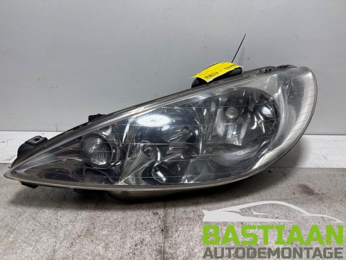 Używane Reflektor lewy Peugeot 206 (2A/C/H/J/S) 1.4 XR,XS,XT,Gentry Cena € 29,97 Procedura marży oferowane przez Bastiaan Autodemontage