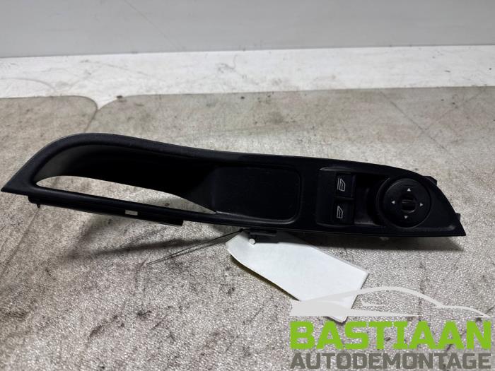 Usados Interruptor combinado de ventanillas Ford Focus 3 Wagon 1.6 TDCi ECOnetic Precio € 24,97 Norma de margen ofrecido por Bastiaan Autodemontage