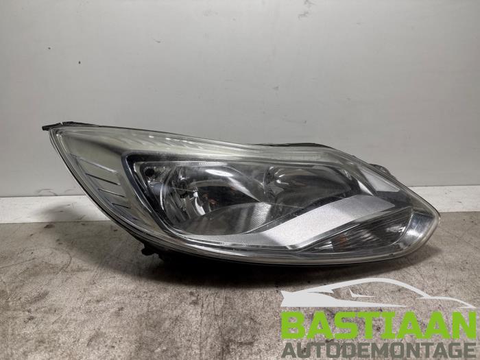 Używane Reflektor prawy Ford Focus 3 Wagon 1.6 TDCi ECOnetic Cena € 129,97 Procedura marży oferowane przez Bastiaan Autodemontage